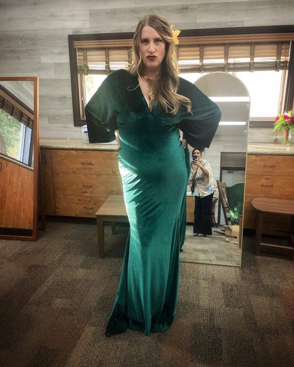 OOTD pemain The White Lotus Season 3 (instagram.com/morganaoreilly)