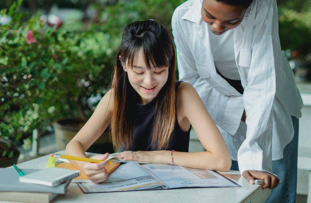 ilustrasi bersama teman (pexels.com/Zen Chung)