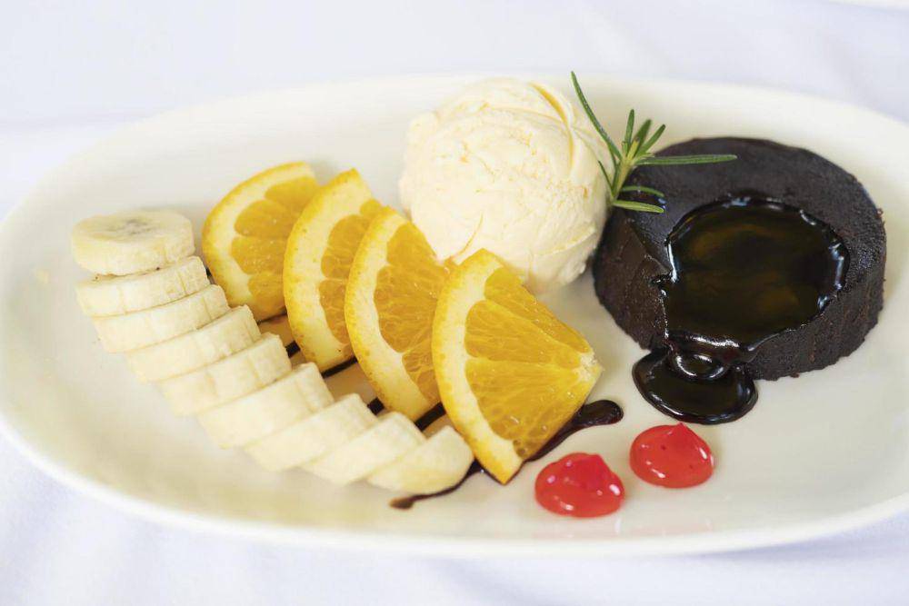 molten choco lava cake (vecteezy.com/Srinrat Wuttichaikitcharoen)