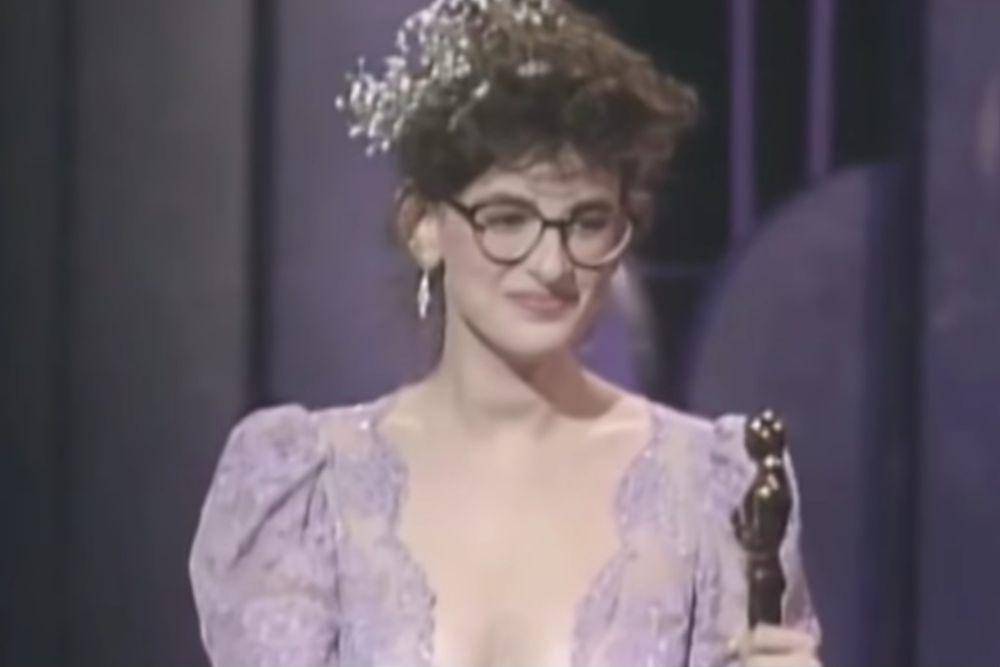 Marlee Matlin memenangkan piala Oscar untuk nominasi Aktris Terbaik dalam perannya di Children of a Lesser God pada Academy Awards ke-59. (youtube.com/Oscars)