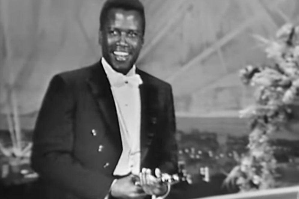 Sidney Poitier memenangkan piala Oscar untuk nominasi Aktor Terbaik dalam film Lilies of the Field di Academy Awards ke-36. (youtube.com/Oscars)