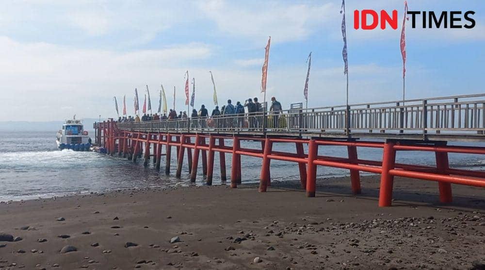 Suasana di Pelabuhan Kusamba. (IDN Times/Wayan Antara)