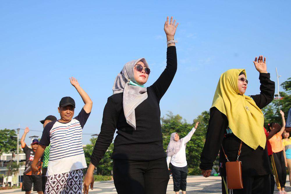 petugas Kelompok Penyelenggara Pemungutan Suara (KPPS), Panitia Pemungutan Suara (PPS), Panitia Pemilihan Kecamatan (PPK) menggelar senam kebugaran pada Jumat 9 Februari 2024 untuk mempersiapkan fisik dan mental di Pemilu 2024. Dok. Diskominfo Surabaya.