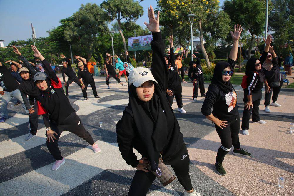 petugas Kelompok Penyelenggara Pemungutan Suara (KPPS), Panitia Pemungutan Suara (PPS), Panitia Pemilihan Kecamatan (PPK) menggelar senam kebugaran pada Jumat 9 Februari 2024 untuk mempersiapkan fisik dan mental di Pemilu 2024. Dok. Diskominfo Surabaya.