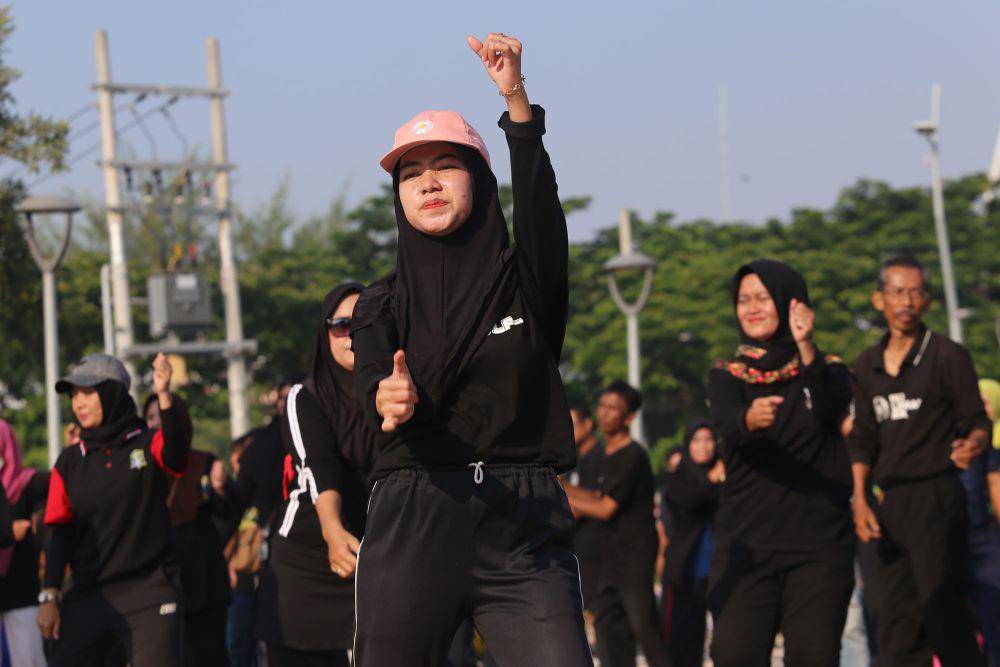 petugas Kelompok Penyelenggara Pemungutan Suara (KPPS), Panitia Pemungutan Suara (PPS), Panitia Pemilihan Kecamatan (PPK) menggelar senam kebugaran pada Jumat 9 Februari 2024 untuk mempersiapkan fisik dan mental di Pemilu 2024. Dok. Diskominfo Surabaya.