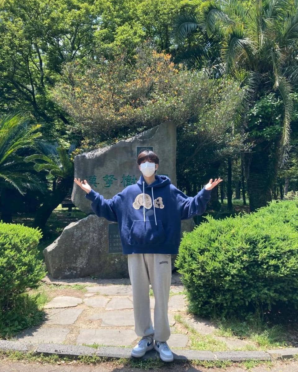 joger pants ala Seungmin Stray Kids (instagram.com/realstraykids)