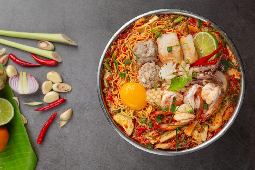 8 Makanan Khas Asia Berkuah Merah, Rempahnya Bikin Nagih!