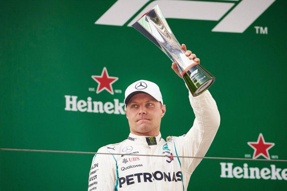 Valtteri Bottas mengangkat trofi juara kedua di GP China 2018. (twitter.com/Valtteri Bottas)