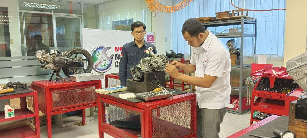 Pembekalan guru SMK Teknik Bisnis dan Sepeda Motor (TBSM) Astra Honda terbaik yang akan berlaga di ajang nasional. (Dok. IDN Times)