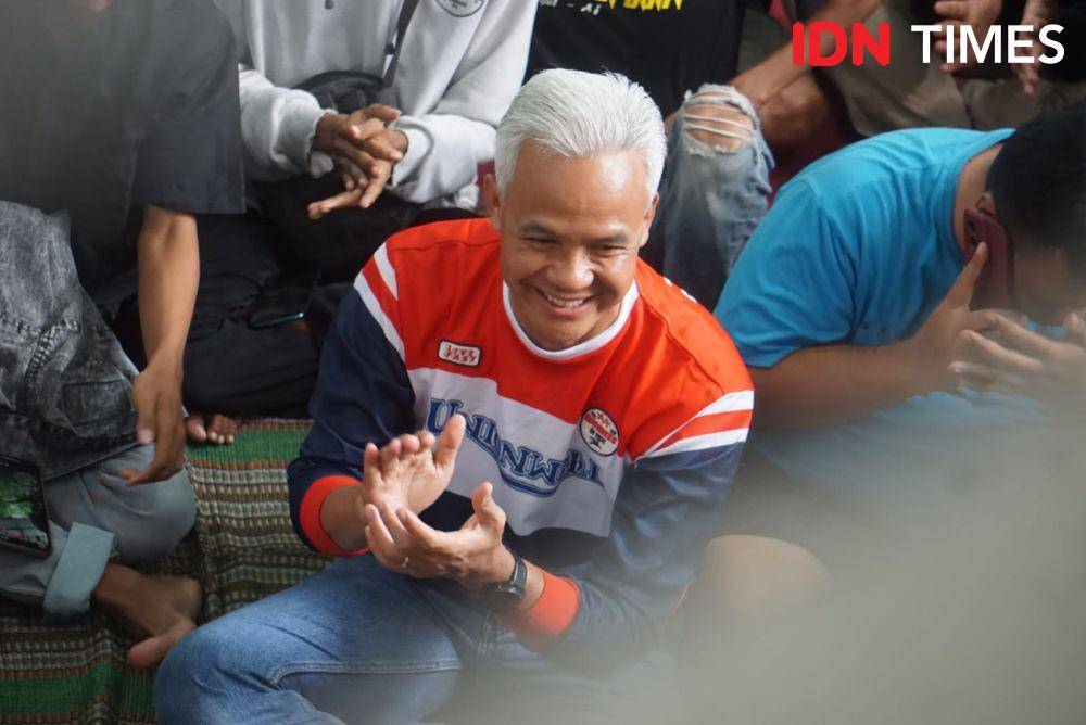 Calon Presiden Ganjar Pranowo nongkrong bareng Slank dan Slankers di Taman Budaya Semarang, Jawa Tengah (IDN Times/Aryodamar)