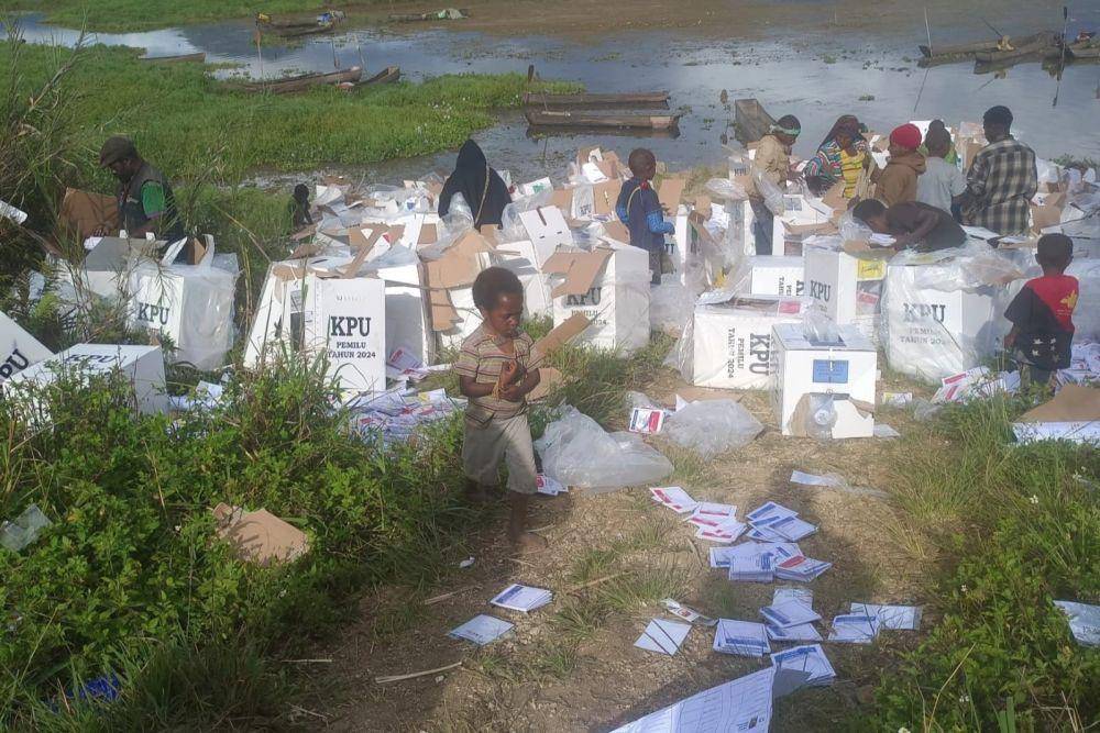 Kotak dan surat suara untuk sejumlah distrik di Kabupaten Paniai, Papua Tengah dirusak (dok. IDN Times/Istimewa)