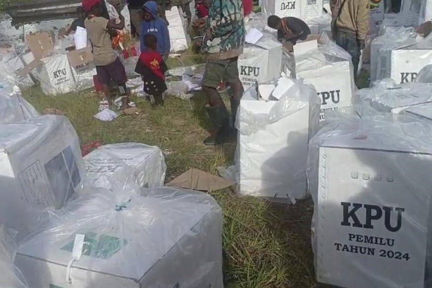 Kotak dan surat suara untuk sejumlah distrik di Kabupaten Paniai, Papua Tengah dirusak (dok. IDN Times/Istimewa)