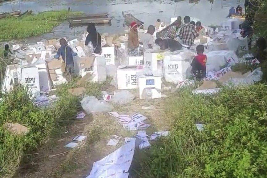Kotak dan surat suara untuk sejumlah distrik di Kabupaten Paniai, Papua Tengah dirusak (dok. IDN Times/Istimewa)