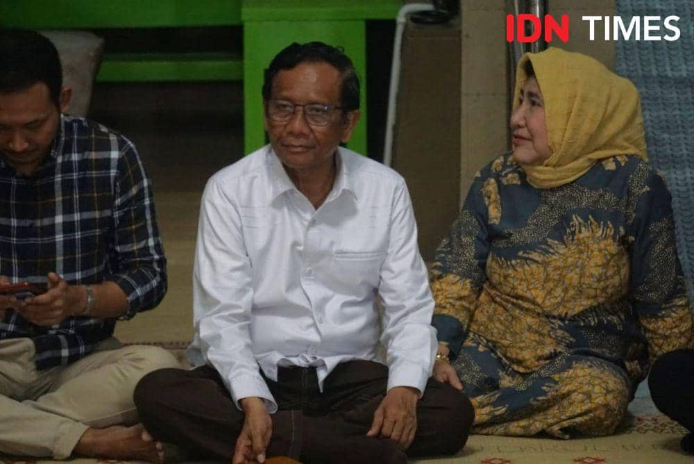 Calon Wakil Presiden (Cawapres) nomor urut 03, Mahfud MD menggelar tirakatan di Masjid Darul Ikrom, di depan rumahnya, Sambilegi lor, Maguwoharjo, Depok, Sleman. (IDN Times/Herlambang Jati)