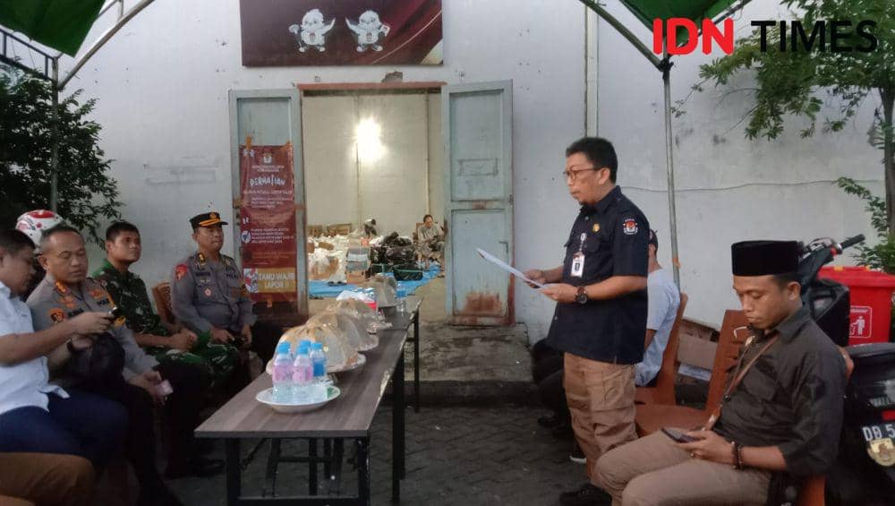 Pembacaan surat pemusnahan oleh Sekretaris KPU Makassar Asrar Marlang, Selasa (13/2/2024). IDN Times/Ashrawi Muin