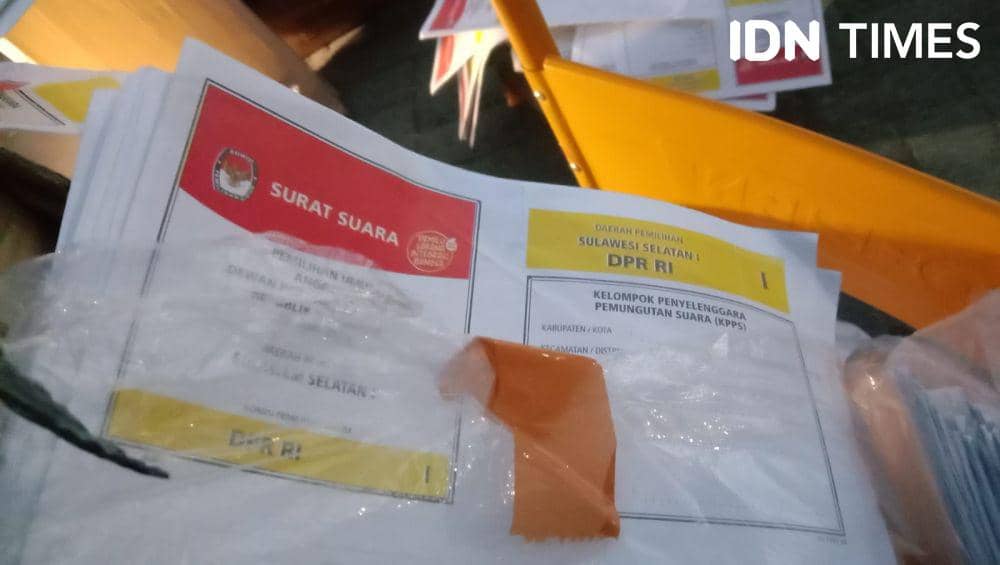 KPU Makassar musnahkan kelebihan surat suara Pemilu 2024, Selasa (13/2/2024). IDN Times/Ashrawi Muin