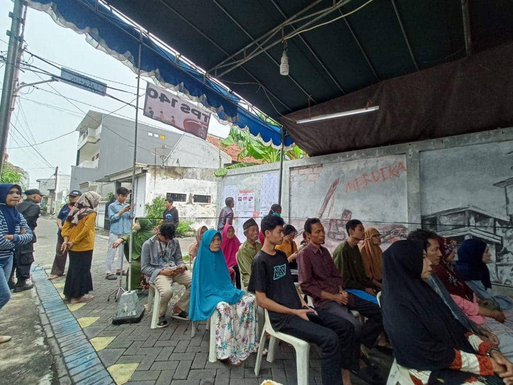 Antusias Nyoblos, Warga Sidotopo Surabaya Sampai Bawa Pulang Paku