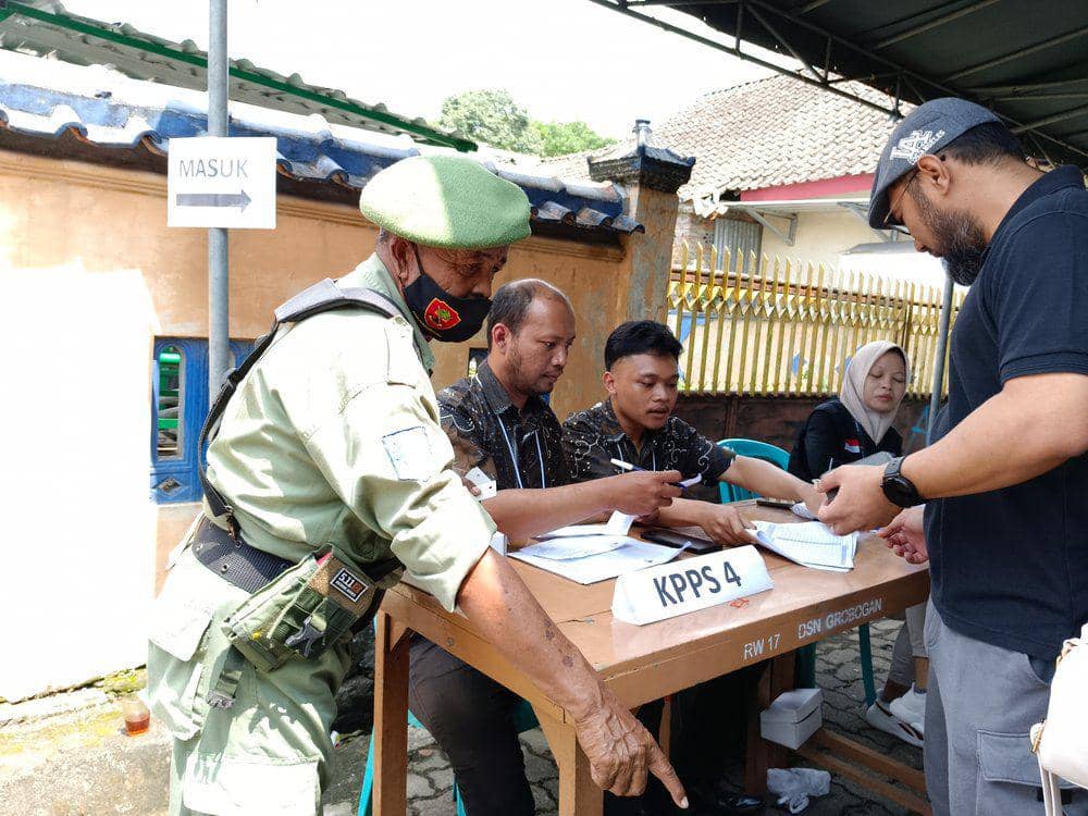 Suasana pemilu TPS 015 RT 4 di Grobogan, Kelurahan Banjarnegoro, Kecamatan Mertoyudan, Kabupaten Magelang. (dok. Pribadi/Ratna Eha Syaifa)