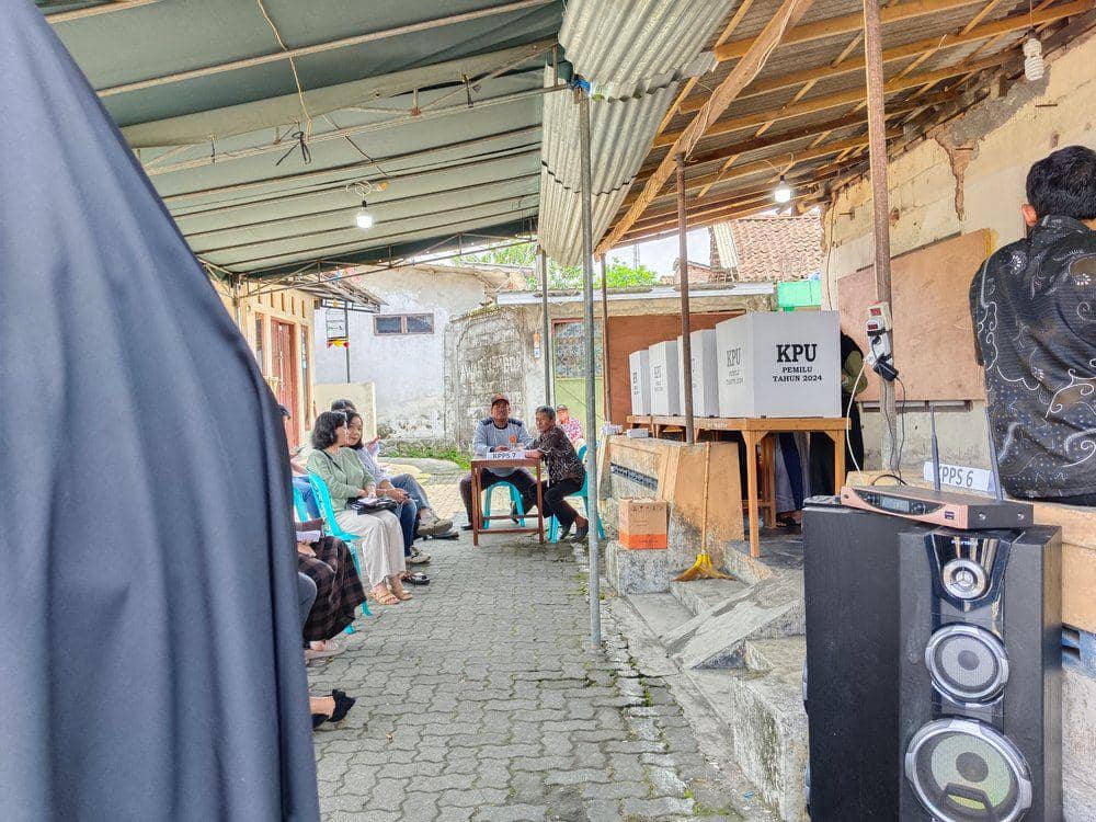 Suasana pemilu TPS 015 RT 4 di Grobogan, Kelurahan Banjarnegoro, Kecamatan Mertoyudan, Kabupaten Magelang. (dok. Pribadi/Ratna Eha Syaifa)