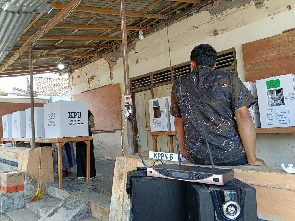 Suasana pemilu TPS 015 RT 4 di Grobogan, Kelurahan Banjarnegoro, Kecamatan Mertoyudan, Kabupaten Magelang. (dok. Pribadi/Ratna Eha Syaifa)