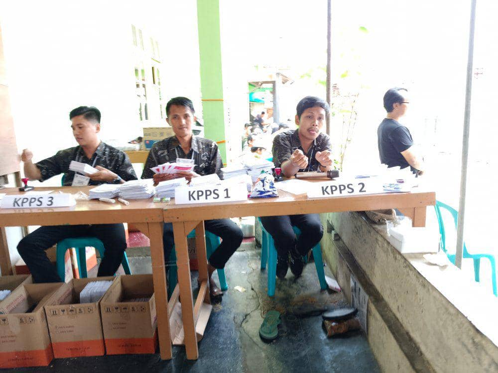 7 Potret Keseruan TPS 015 di Kabupaten Magelang, Siang Makin Ramai!
