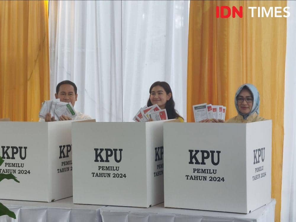 Airin Rachmi Diany Nyoblos Didampingi Wawan dan Sang Anak