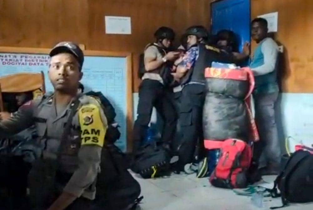 Aparat Pengamanan TPS Pemilu 2024 di Dogiyai Diserang