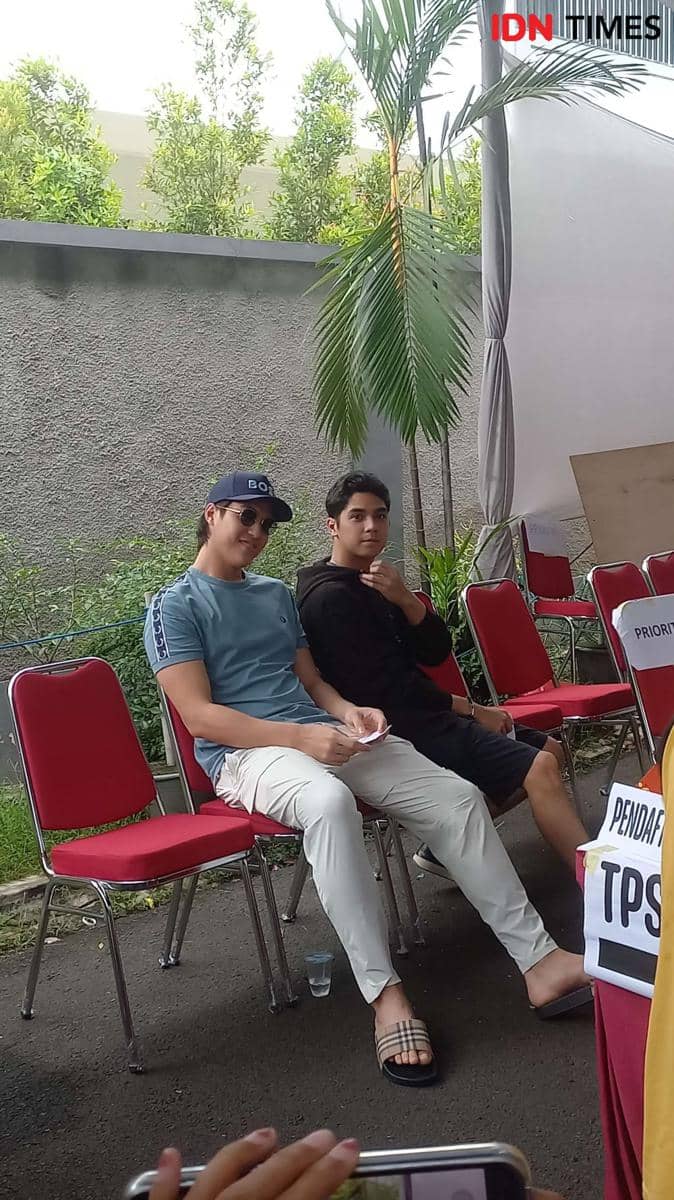 Potret Al Ghazali dan El Rumi di TPS 051 di kawasan Pondok Indah, Jakarta Selatan pada Rabu (14/02/2024) (IDN Times/Ines Suseno)