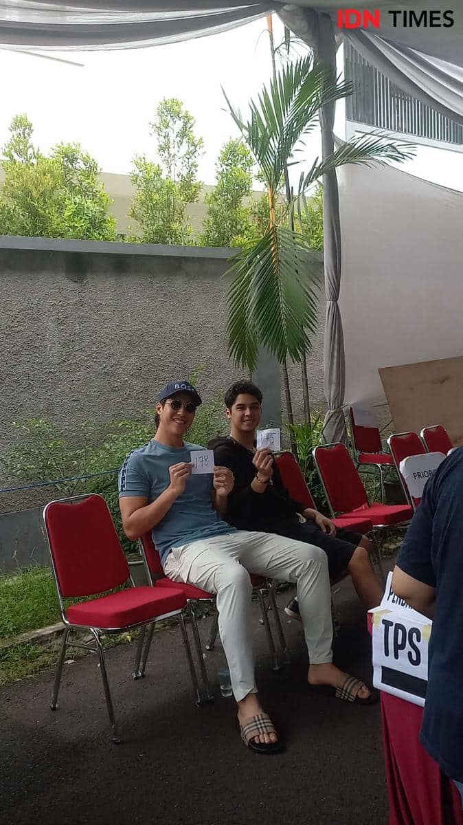 Potret Al Ghazali dan El Rumi di TPS 051 di kawasan Pondok Indah, Jakarta Selatan pada Rabu (14/02/2024) (IDN Times/Ines Suseno)