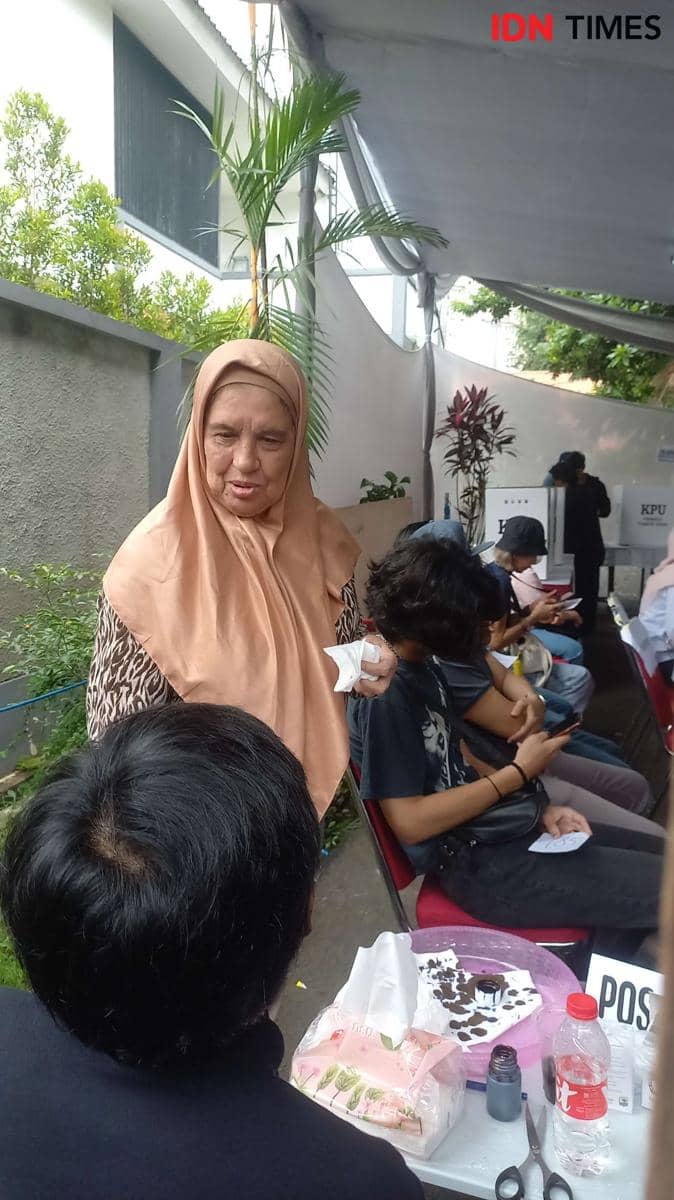 Potret Joyce Theresia Pamela Kohler di TPS 051 di kawasan Pondok Indah, Jakarta Selatan pada Rabu (14/02/2024) (IDN Times/Ines Suseno)