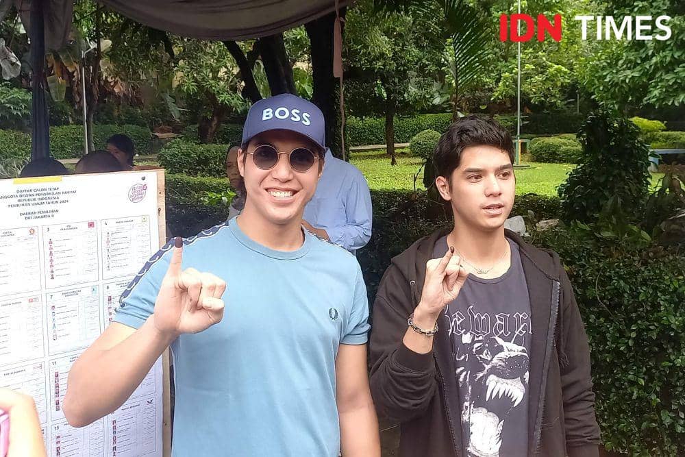 7 Potret Al dan El Nyoblos di TPS, Bingung Milih DPD dan DPRD