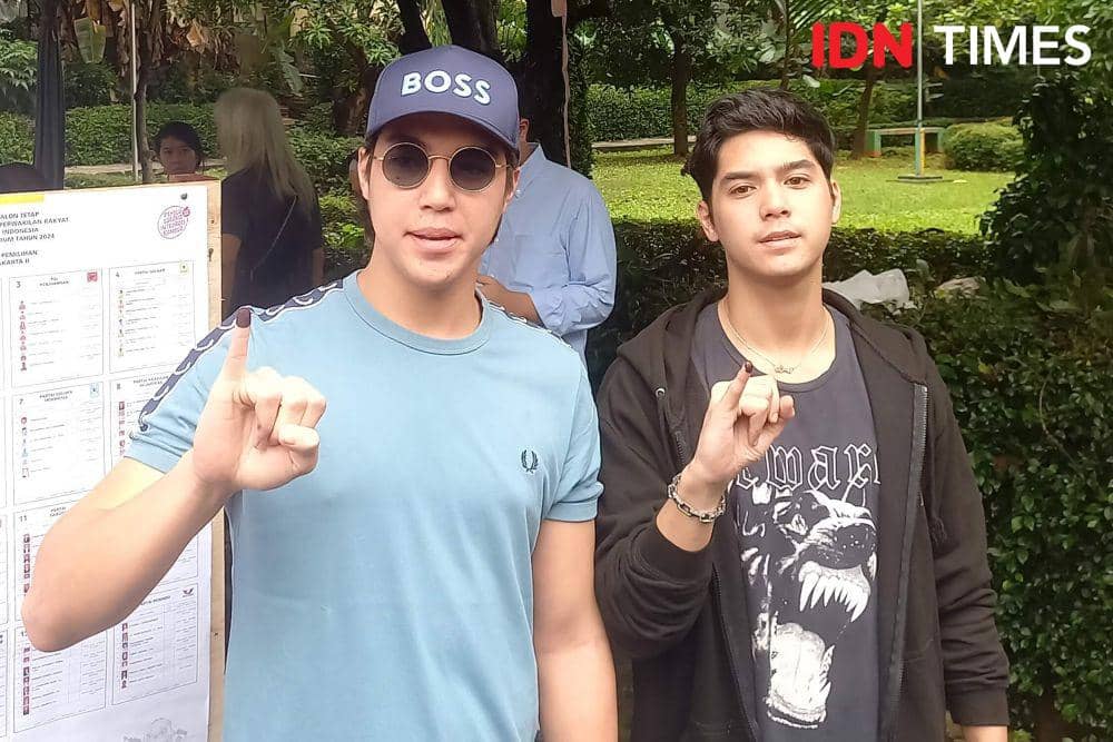 Potret El Rumi dan Al Ghazali setelah memberikan hak suaranya di TPS 051 di kawasan Pondok Indah, Jakarta Selatan pada Rabu (14/02/2024) (IDN Times/Ines Suseno)