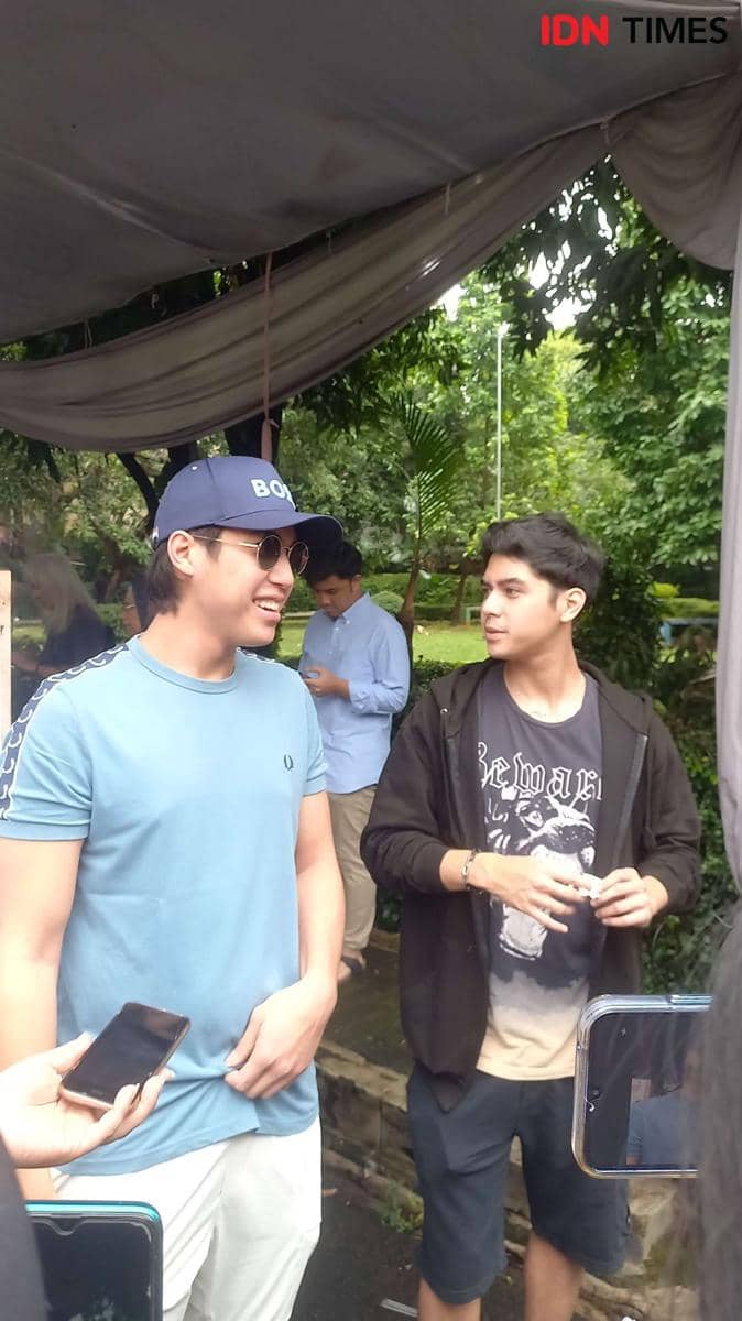 Potret El Rumi dan Al Ghazali setelah memberikan hak suaranya di TPS 051 di kawasan Pondok Indah, Jakarta Selatan pada Rabu (14/02/2024) (IDN Times/Ines Suseno)