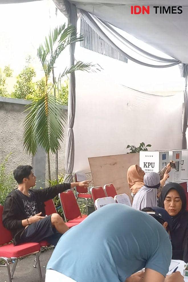 Potret Al Ghazali dan Joyce Theresia Pamela Kohler di TPS 051 di kawasan Pondok Indah, Jakarta Selatan pada Rabu (14/02/2024) (IDN Times/Ines Suseno)