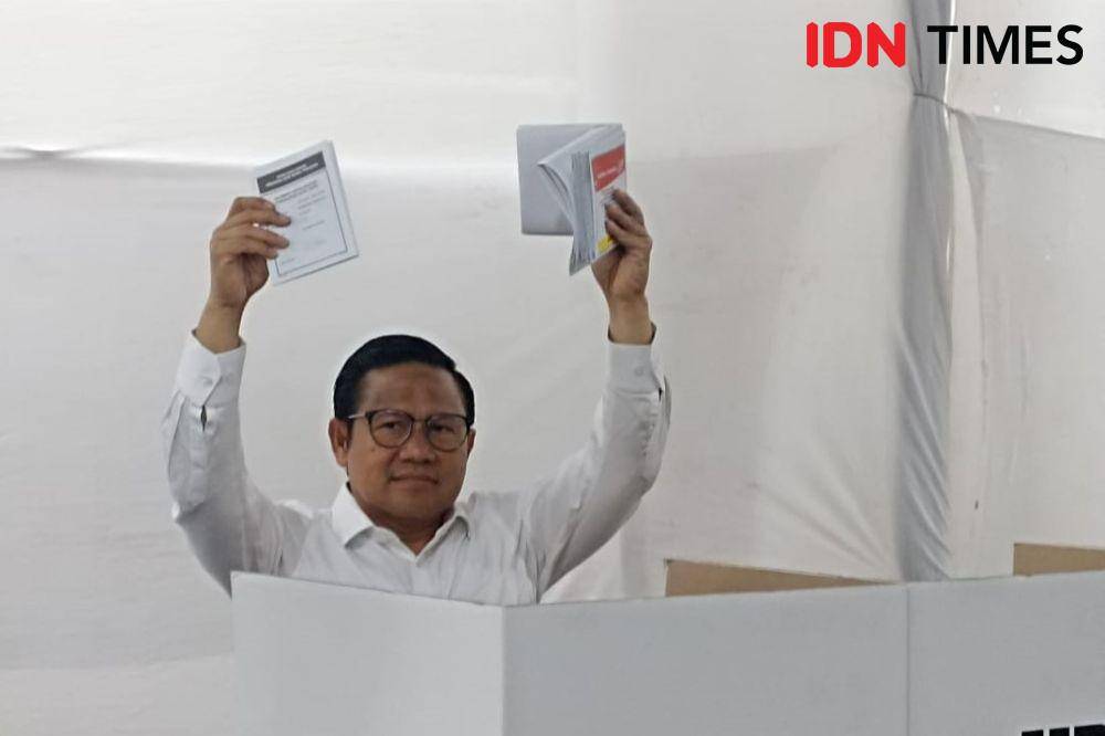 Momen cawapres nomor urut satu, Muhaimin Iskandar alias Cak Imin menggunakan hak pilihnya di TPS 023, di kawasan Kemang, Jakarta Selatan. (IDN Times/Amir Faisol)