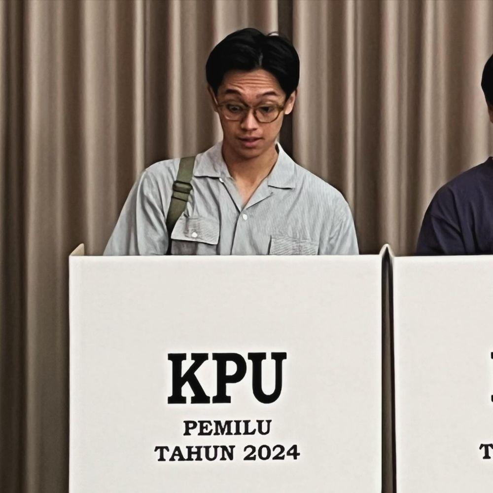 7 Potret Brandon Salim saat Nyoblos, Cari Promo hingga Kebanjiran