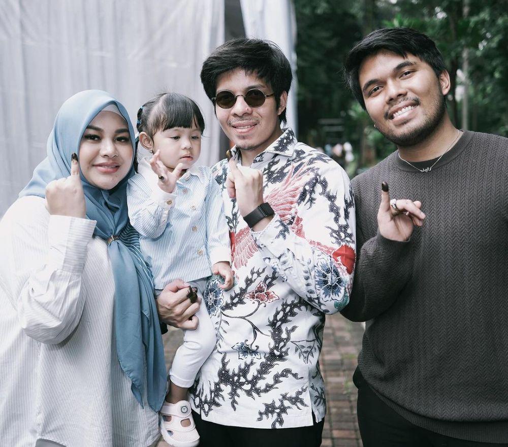 10 Potret Keluarga Artis Nyoblos di Pemilu 2024, Kompak!