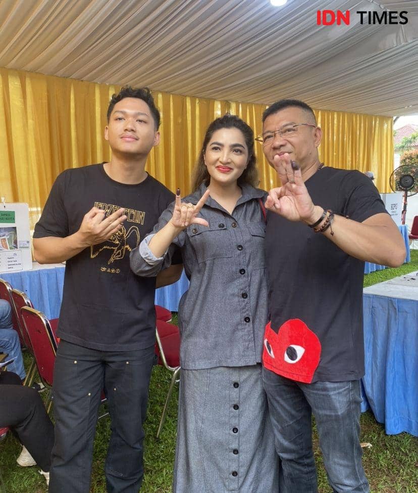 potret keluarga Anang Hermansyah nyoblos bareng untuk Pemilu 2024 (IDN Times/Rani Asnurida)