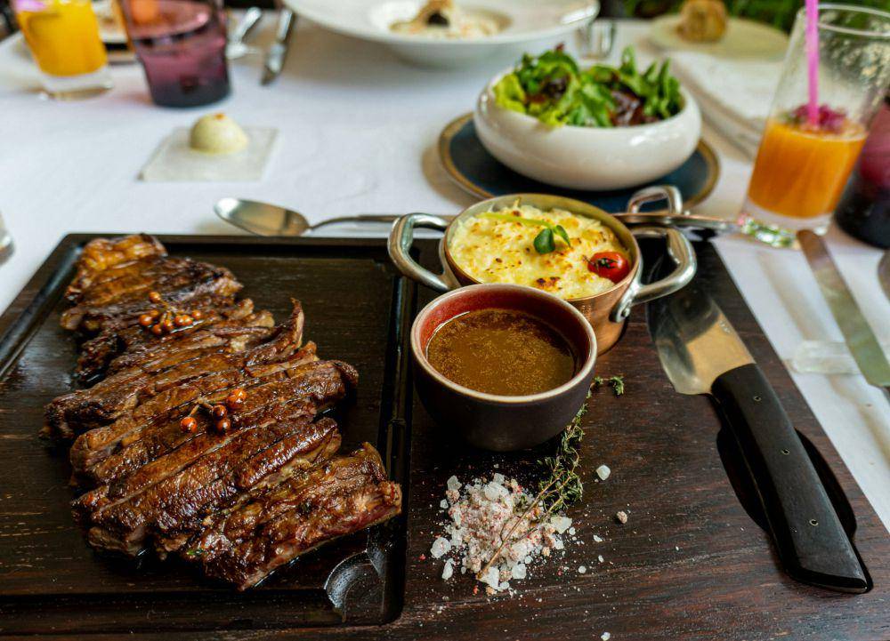 ilustrasi steak dengan bumbunya (unsplash.com/Du Bin)