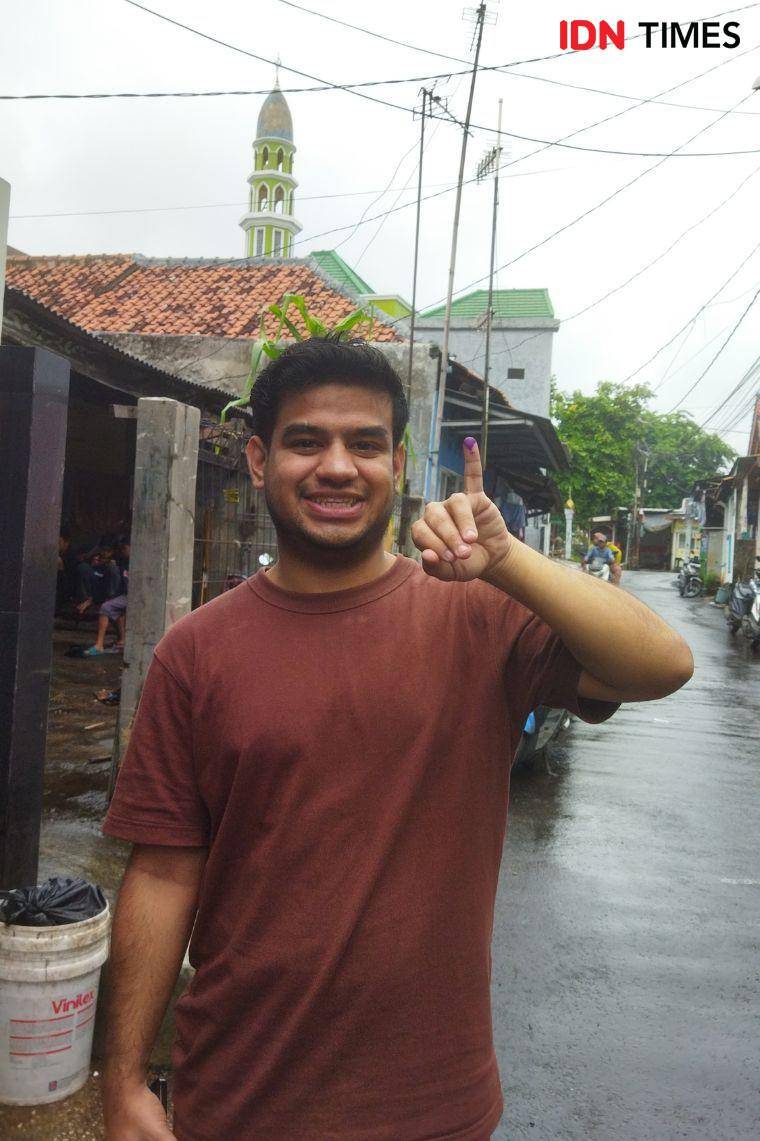 Fadil Jaidi setelah nyoblos di TPS (dok. IDN Times/Juan Dwi)