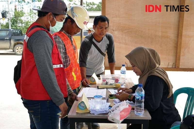 Pekerja IKN saat melapor ke petugas KPPS TPS 901 Loksus di Sepaku . Foto Humas OIKN (IDN Times/Ervan)