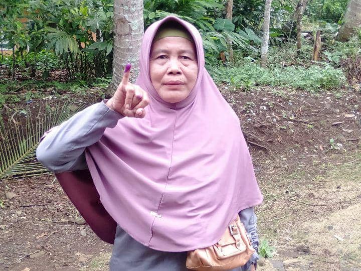 potret Carni, salah astu pemilih setelah melaksanakan pemilu (dok. pribadi/Nunung Nuraeni)