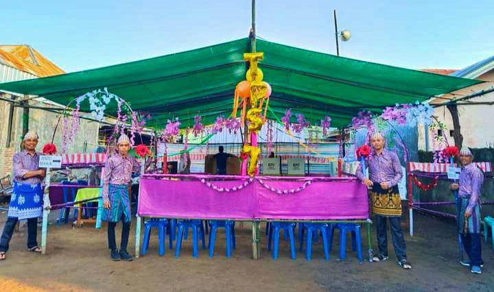 Foto petugas TPS 07 di Desa Rasabou Bima dengan latar tenda TPS dibuat seperti tenda pengantin (Dok/Istimewa)