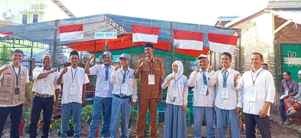 Foto anggota KPPS di TPS 02 Desa Rasabou mengenakan seragam SMA (Dok/istimewa)