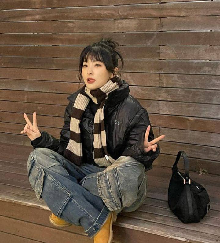 gaya outfit liburan Seulgi Red Velvet (instagram.com/hi_sseulgi)