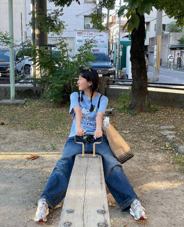 gaya outfit liburan Seulgi Red Velvet (instagram.com/hi_sseulgi)