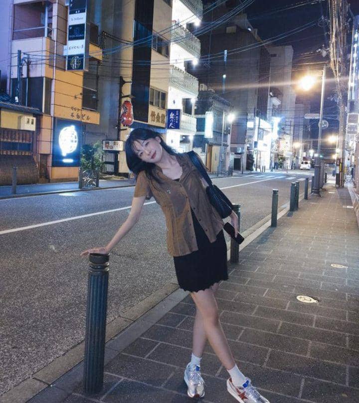 gaya outfit liburan Seulgi Red Velvet (instagram.com/hi_sseulgi)