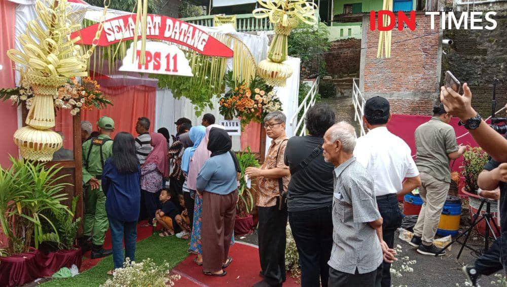 Ratusan Warga Ngantre Nyoblos di TPS Ganjar Pranowo