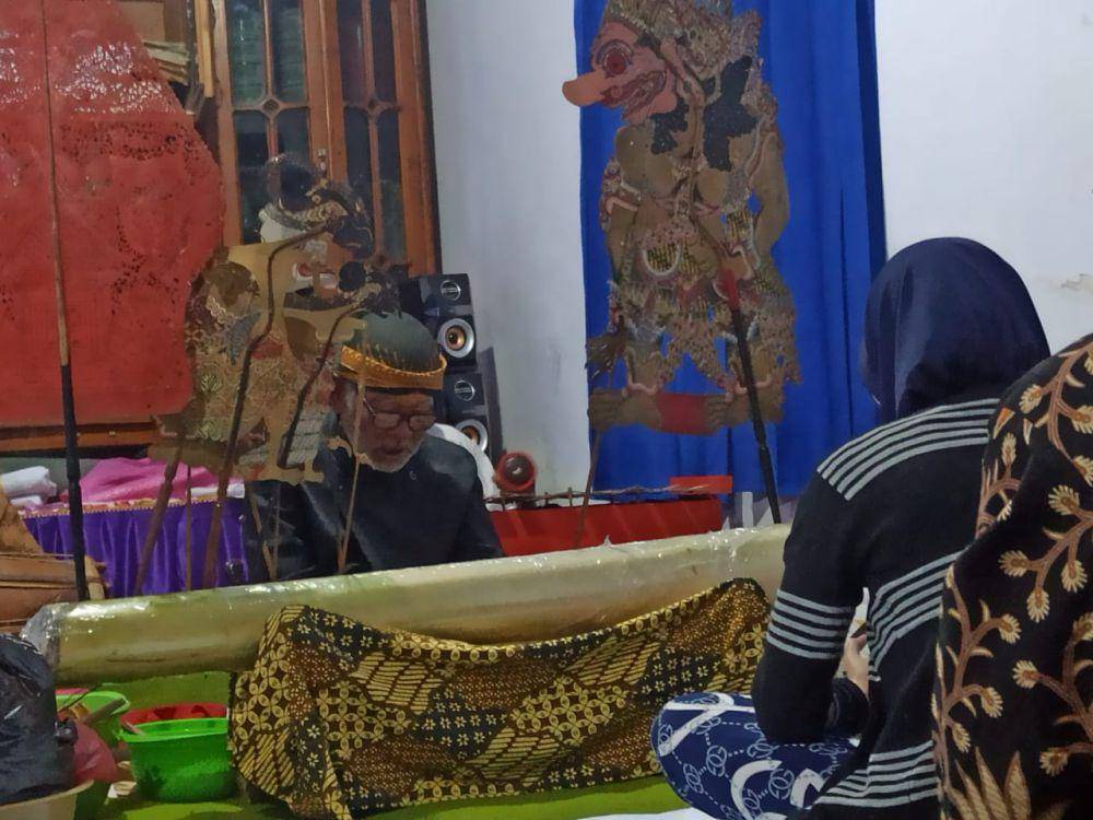 Ki Asmoro Sampir saat melakukan ritual ruwatan murwakala. (IDN Times/ Agung Sedana)