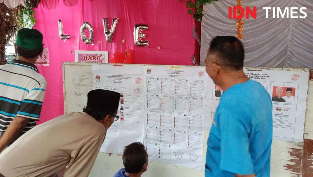 Terdapat tiga calon pemilih yang mengamati dari dekat daftar caleg yang akan dicoblos di TPS Valentine Kampung Kalicilik Semarang. (IDN Times/Fariz Fardianto)